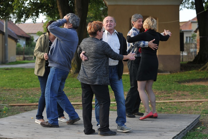 725 let od první zmínky o obci Mirošovice