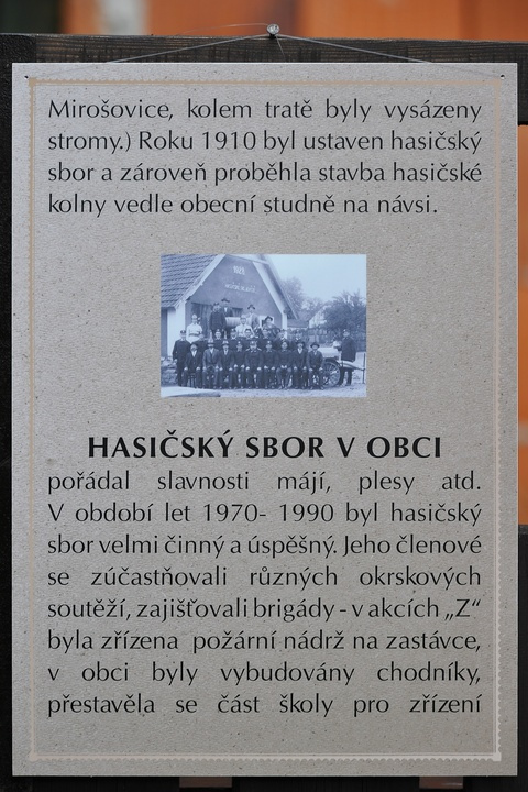 725 let od první zmínky o obci Mirošovice